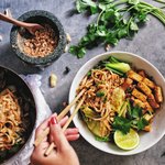 Vegane Noodle Bowl mit Erdnuss-Dressing